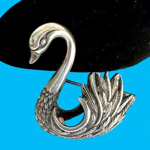 Vintage Treasures Silver coated Figural Swan Bird Pin Estate Jewelry Brooch.
